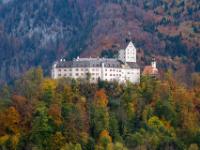 Schloß Hohenaschau auf herbstlichem Schloßberg